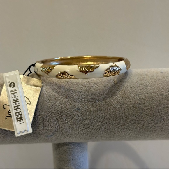 NWT Sequin by Nordstrom Clamper Bangle Bracelet white enamel, gold tone seashell - Picture 3 of 13